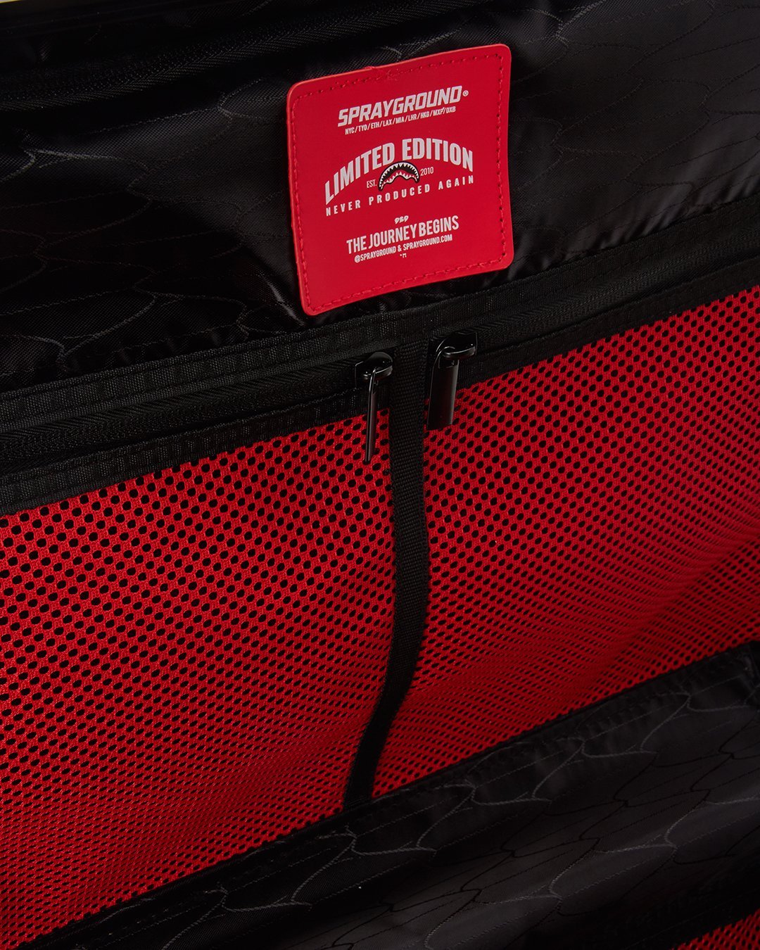 SHARKITECTURE MOLDED 22ƒ?� CARRY-ON LUGGAGE