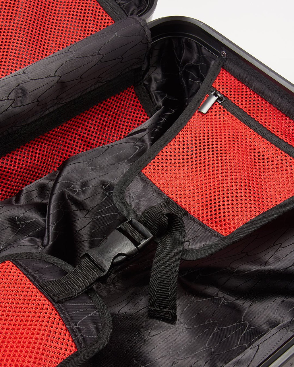 SHARKITECTURE MOLDED 29ƒ?� FULL-SIZE LUGGAGE