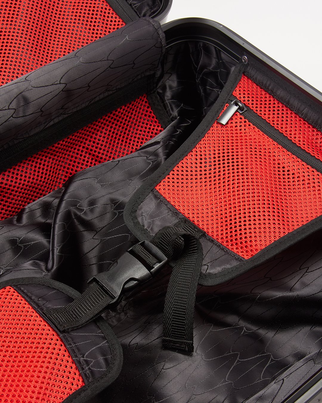 SHARKITECTURE MOLDED 29ƒ?� FULL-SIZE LUGGAGE