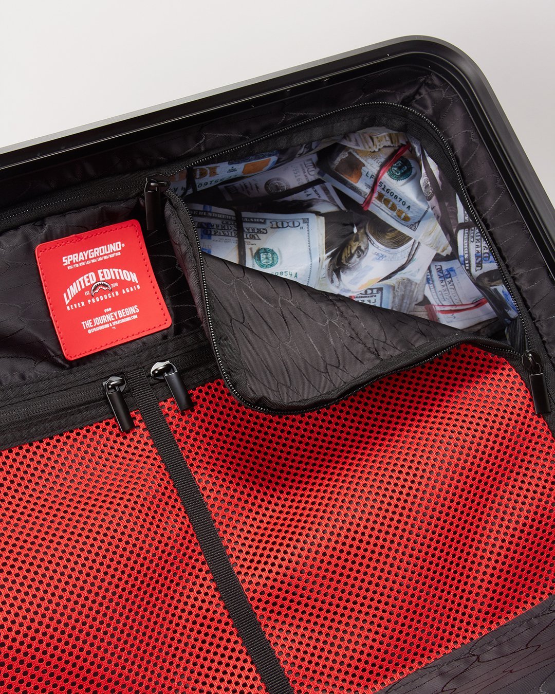 SHARKITECTURE MOLDED 29ƒ?� FULL-SIZE LUGGAGE