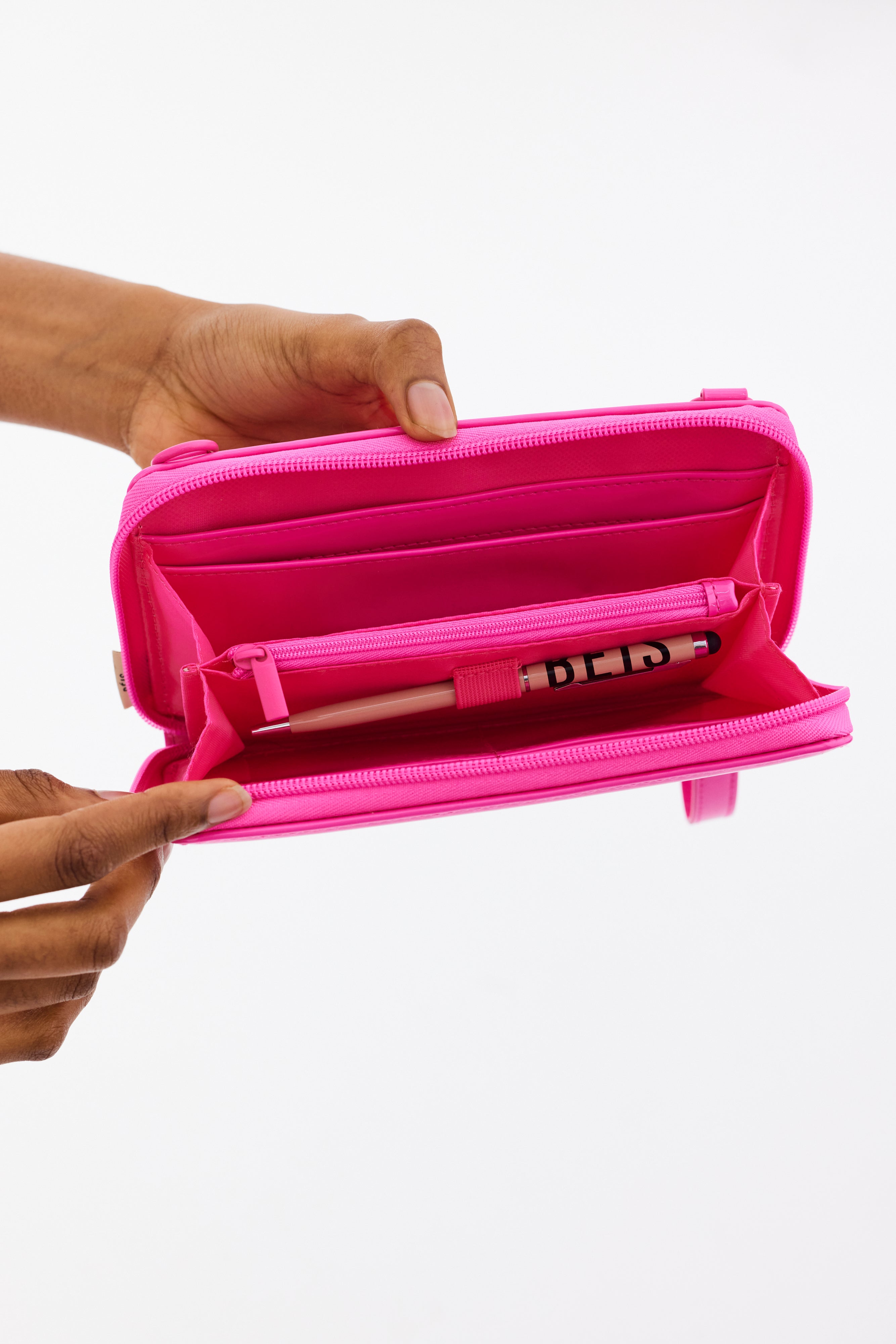 The Travel Wallet in Barbieƒ?› Pink