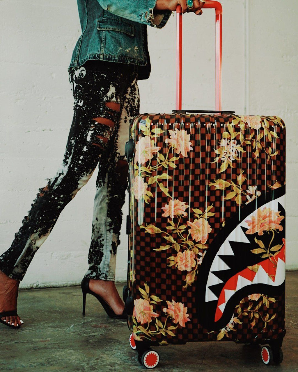 SHARKFLOWER 29.5ƒ?� FULL-SIZE SHARKNAUTICS LUGGAGE